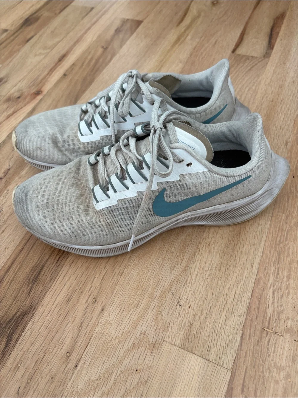 Nike Women’s Sneakers in Beige with Teal Swoosh